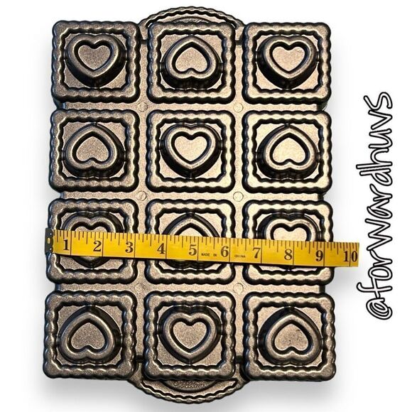 Wilton 12 Hearts Cake Pan - Non-Stick CAST ALUMINUM - Rectangle 12 x 9 1/2 x 2 - Picture 4 of 8